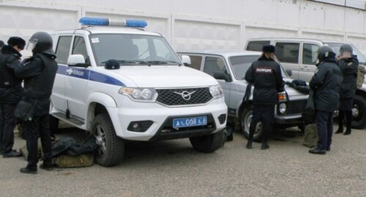 Law enforcers and security forces officers. Photo by the press service of the NAC http://nac.gov.ru/antiterroristicheskie-ucheniya/operativnym-shtabom-v-respublike-kalmykiya-4.html