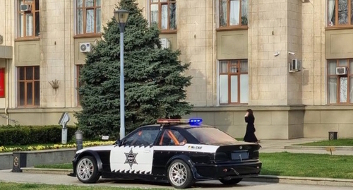 A car near the administration building of the Krasnodar Territory. Photo: Yelena Sineok, Yuga.ru