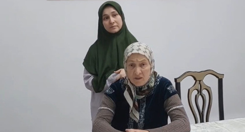 The mother and the sister of Adam Ozdoev. Screenshot of the video https://t.me/ingterpol_news/19674