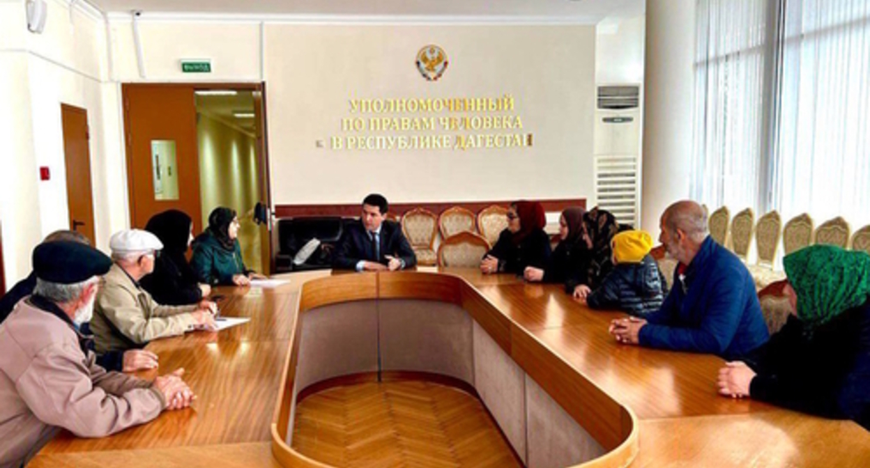 Relatives of the women convicted and serving their terms in Iraqi jails at a meeting with Djamal Aliev. Photo by the press service of the Ombudsperson of Dagestan https://t.me/ombudsman05/503