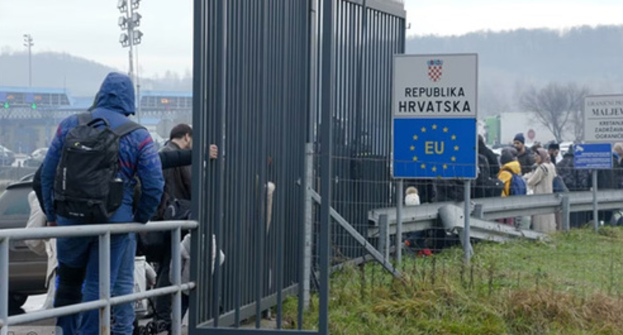 A queue on the border with Croatia. Photo: https://www.youtube.com/watch?v=cblQm2R5NGI