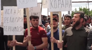 Participants of the action near the SIZO (pre-trial prison) in Grozny. Screenshot of the video posted on the Telegram channel of the Grozny Inform on May 27, 2023 https://t.me/groznyinform/22326
