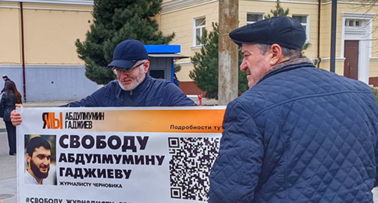 Magomed Magomedov at a solo picket. Photo by the "Caucasian Knot" correspondent