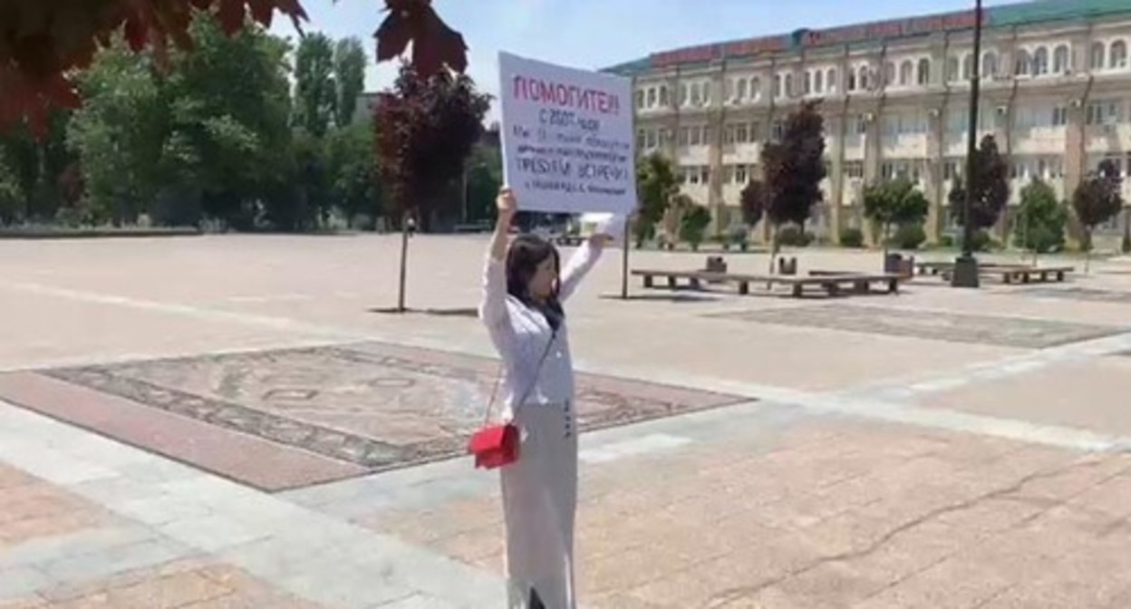 A deceived real estate investor at a picket. Makhachkala, June 13, 2023. Screenshot of the video https://www.kavkaz-uzel.eu/admin/articles/389598