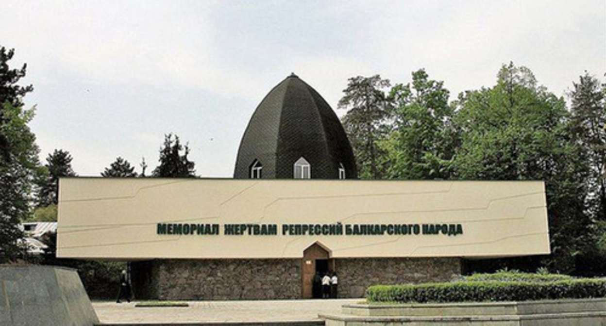 Memorial to victims of repression in Nalchik. Photo: https://ru.wikipedia.org/wiki/Мемориал_жертвам_репрессий_балкарского_народа