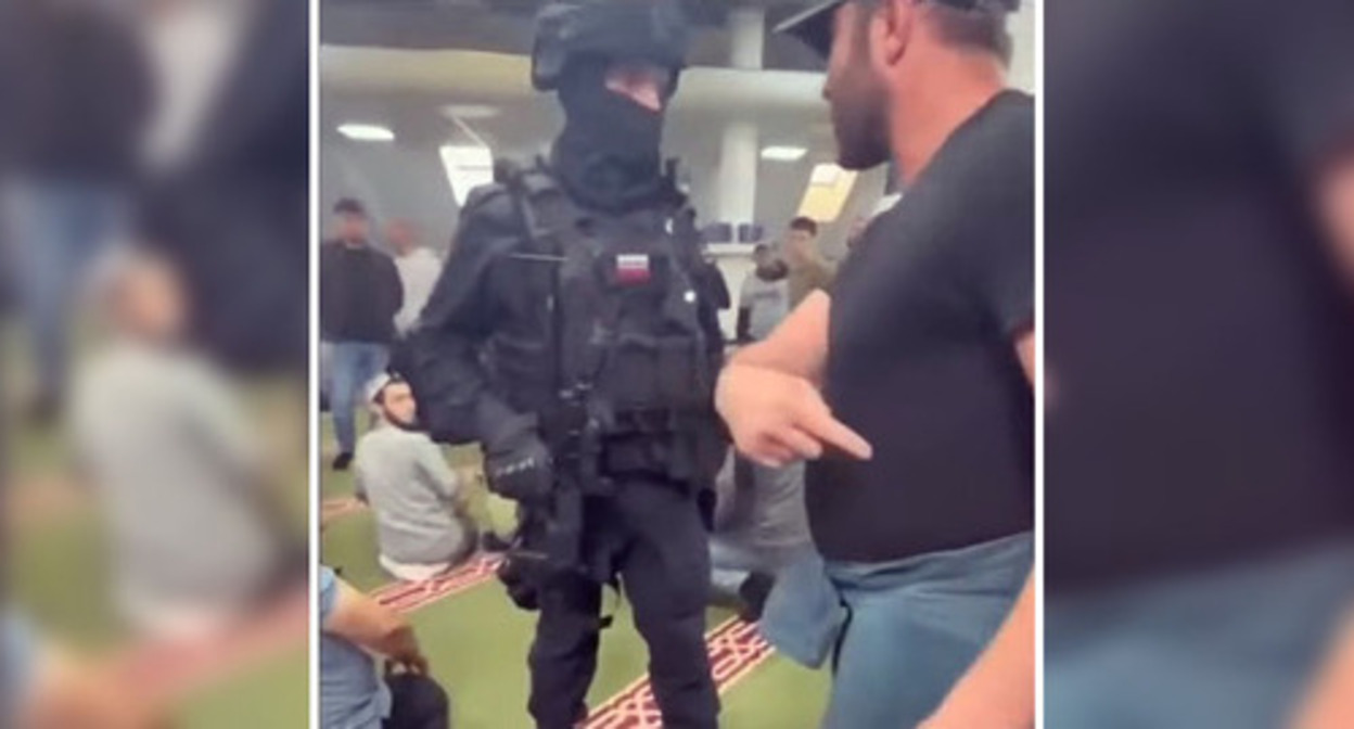 A law enforcers who raided the mosque located in the town of Kotelniki near Moscow. Screenshot of the video https://www.youtube.com/watch?v=V4R7DMv-mjQ