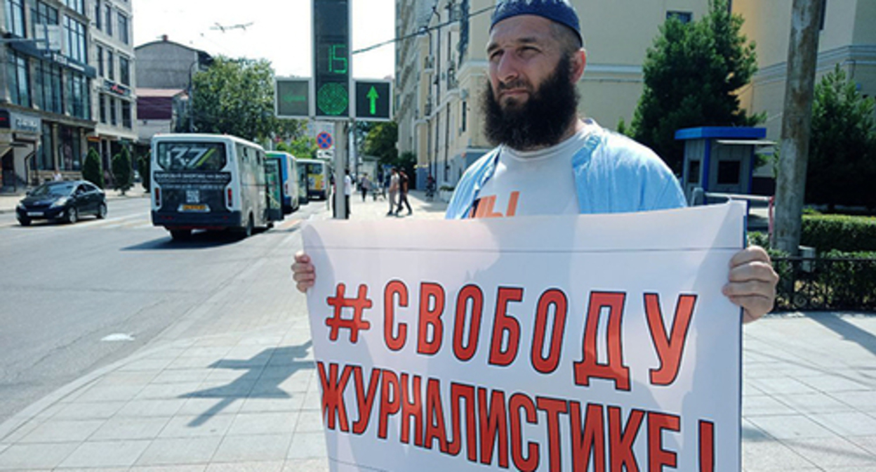 Idris Yusupov at a solo picket. Makhachkala, July 24, 2023. Photo from the Telegram channel of the "Chernovik" (Draft) outlet