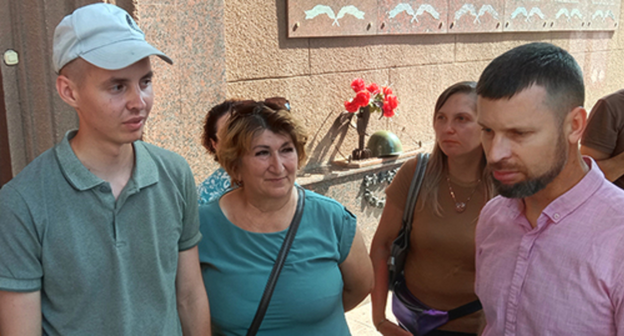 Anton Kuznetsov (on the left) talks to the advocate after the court session. Volgograd, July 27, 2023. Photo by Vyacheslav Yaschenko for the "Caucasian Knot"