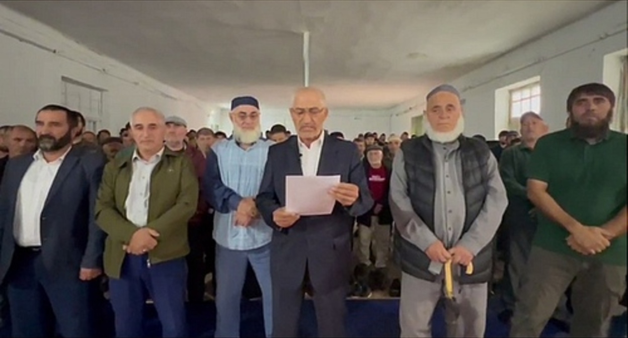 A representative of the initiative group of residents of the village of Mutsalaul reads out an appeal to Vladimir Putin on behalf of those gathered. Screenshot of the video from the Telegram channel of the "Chernovik" outlet https://t.me/chernovik/60111