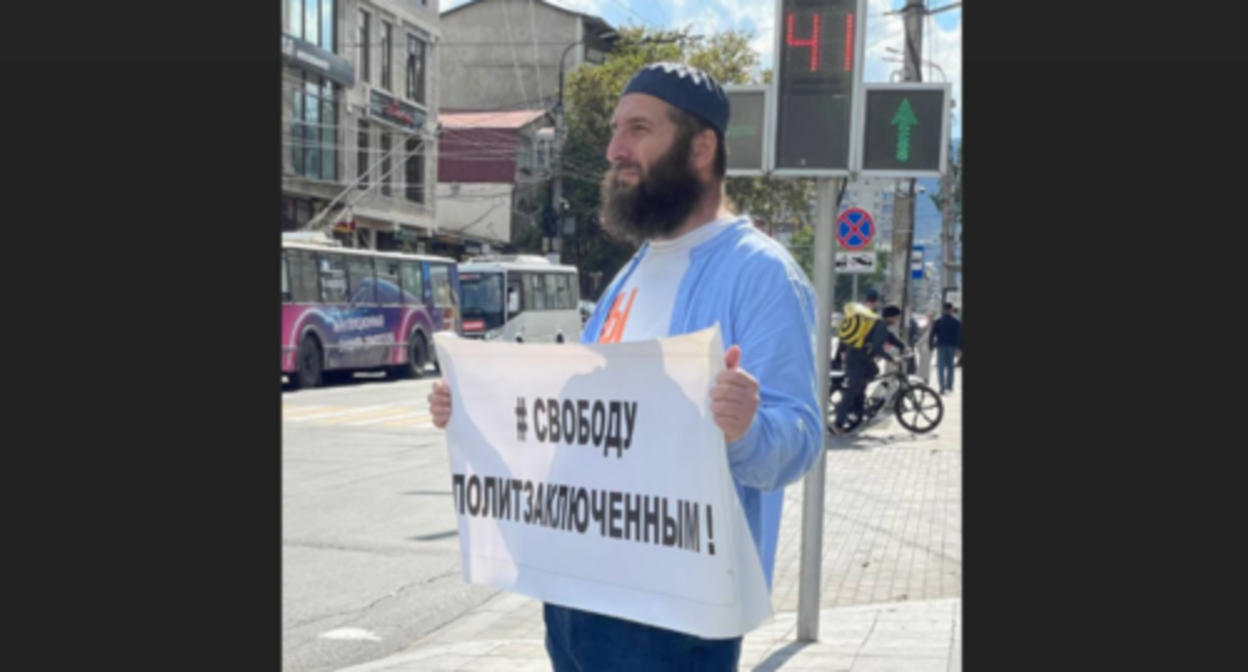 Idris Yusupov at a picket in support of Abdulmumin Gadjiev, photo from the Telegram channel of the newspaper “Chernovik” (Rough Draft) posted on September 18, 2023 https://t.me/chernovik/60162
