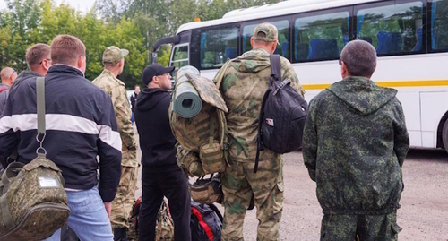 Volunteers and those mobilized. Photo by Yelena Sineok, Yuga.ru