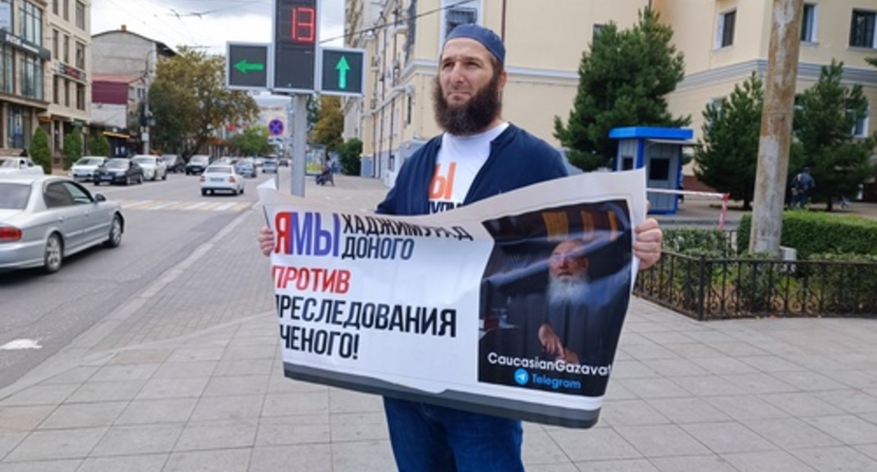 Idris Yusupov at a solo picket. Photo by the "Caucasian Knot" correspondent