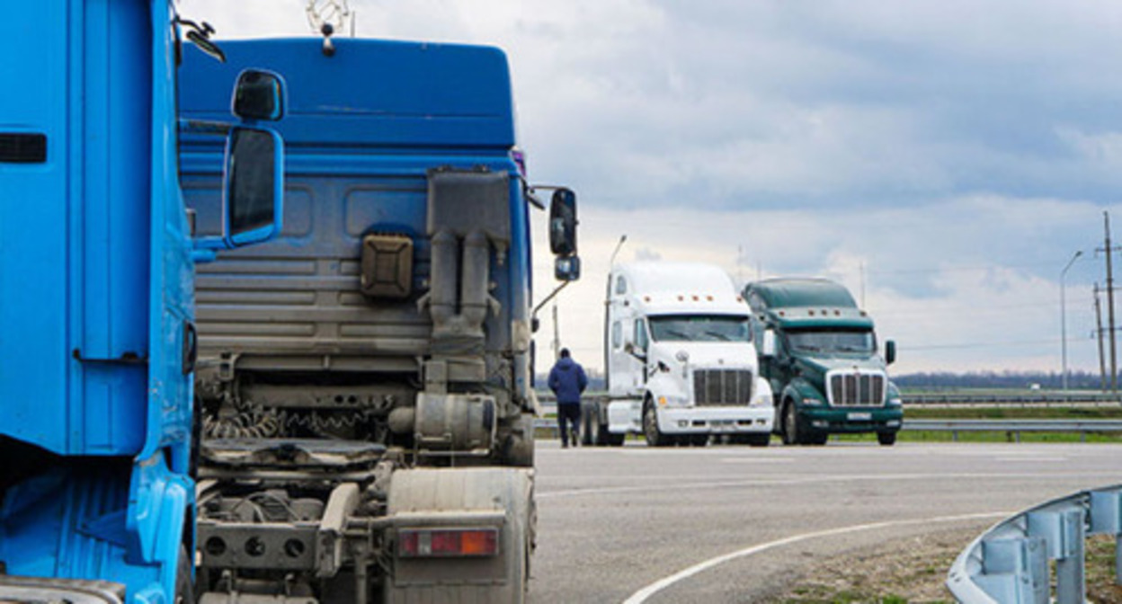 Heavy trucks. Photo by Andrey Mayorov, Yuga.ru