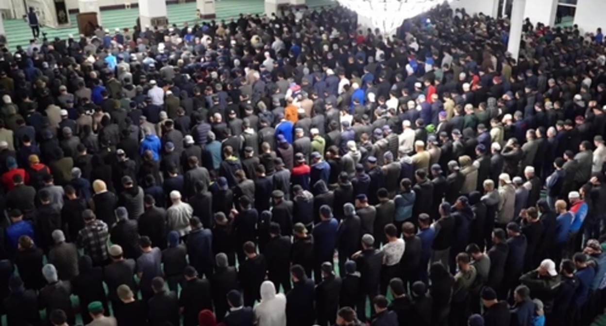 Believers in the Central Juma Mosque in Makhachkala. Screenshot of the video by the Muftiate of Dagestan https://t.me/muftiyat_rd/8901