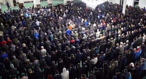 Believers in the Central Juma Mosque in Makhachkala. Screenshot of the video by the Muftiate of Dagestan https://t.me/muftiyat_rd/8901