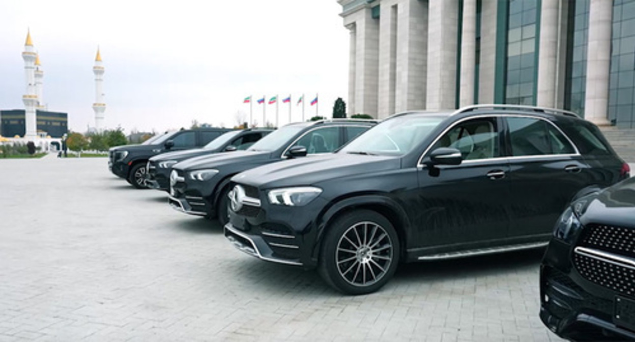 Cars that have been gifted to Chechen law enforcers by Ramzan Kadyrov. Screenshot of the video from the Telegram channel of the head of Chechnya https://t.me/RKadyrov_95/4092