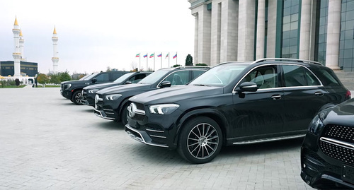 Cars that have been gifted to Chechen law enforcers by Ramzan Kadyrov. Screenshot of the video from the Telegram channel of the head of Chechnya https://t.me/RKadyrov_95/4092