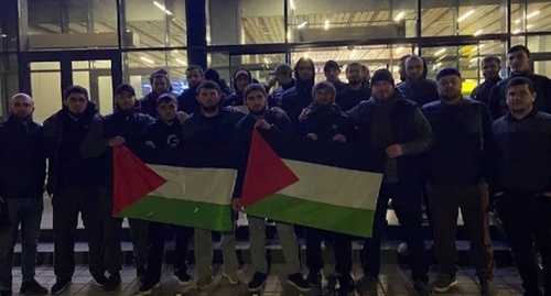 Residents of Dagestan at an airport in Makhachkala with the flags of Palestine, screenshot of the video https://vk.com/wall-123538639_3900165?ysclid=los24evydo99880292