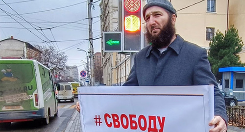 Idris Yusupov (included into the register of foreign agents) at a solo picket. Makhachkala, December 2022. Photo by the "Caucasian Knot" correspondent