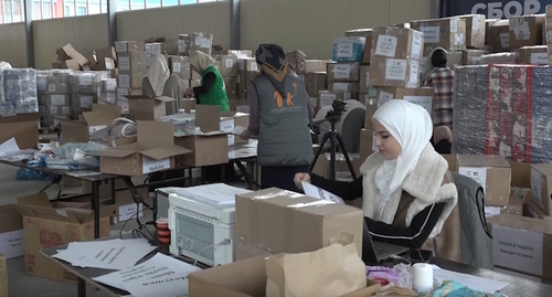 Residents of Ingushetia help packing the humanitarian aid for Palestinians, screenshot of the video from the ING DIARY channel https://www.youtube.com/watch?v=3WqaaM-HiOk