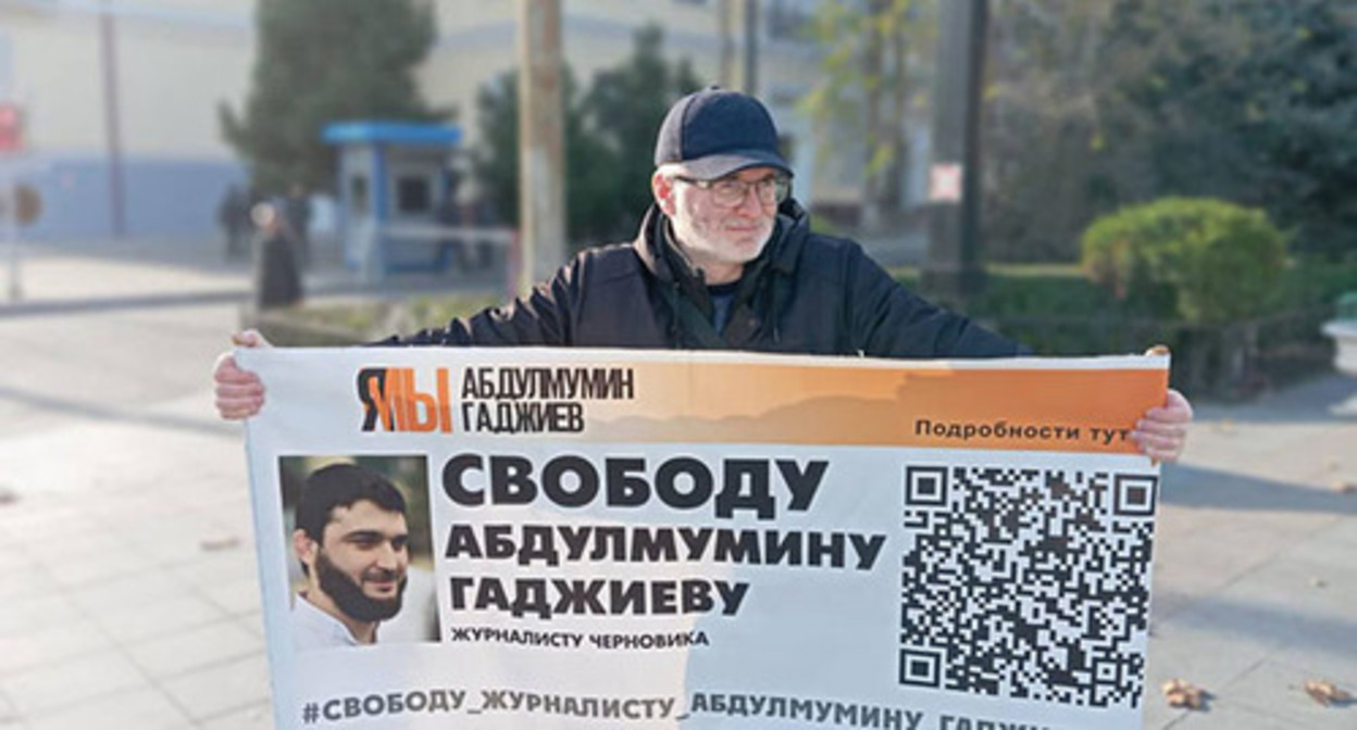 Magomed Magomedov at a solo picket. Makhachkala, December 4, 2023. Photo from the Telegram channel of the “Chernovik” (Rough Draft) 