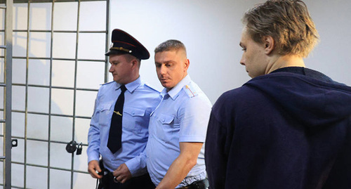 Nikita Zhuravel (on the right) in the courtroom. Photo: Dmitry Rogulin / "Gorodskie Vesti" (City News)