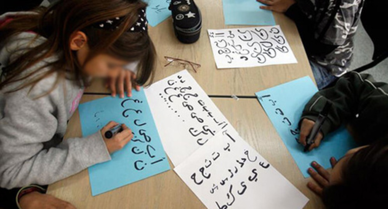 A lesson in  Arabic. Photo: https://startschool-msk.ru/arabskij-yazyk-dlya-detej