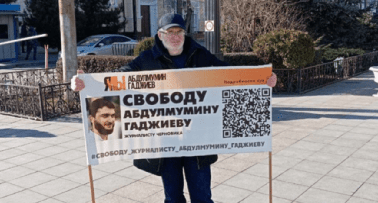 Magomed Magomedov at a picket. Screenshot of the photo posted on the Telegram channel of the “Memorial” Centre for Defence of Human Rights on January 15, 2024, https://t.me/polniypc/6245