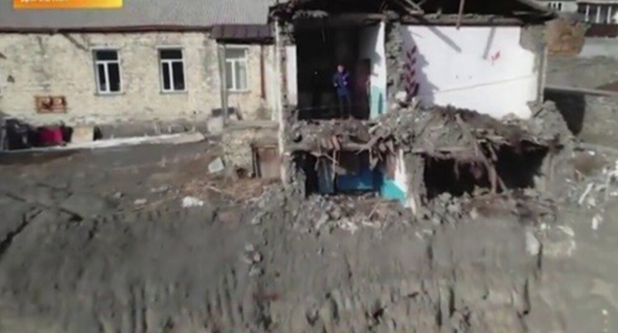 An old school building and the construction site of a new school in the village of Shinaz. Screenshot of a video posted on Murad Magomedov's Telegram channel on January 23, 2024 https://t.me/muradreporter/582