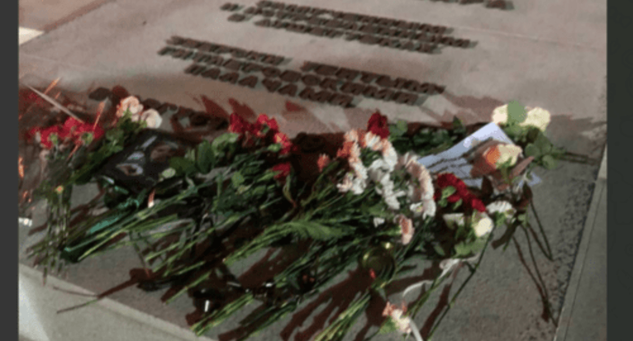 Flowers laid at the memorial to fascism victims in Krasnodar. Screenshot of the photo posted on the Telegram channel "Protokol Krasnodar" on February 16, 2024 https://t.me/protokol_band/3894