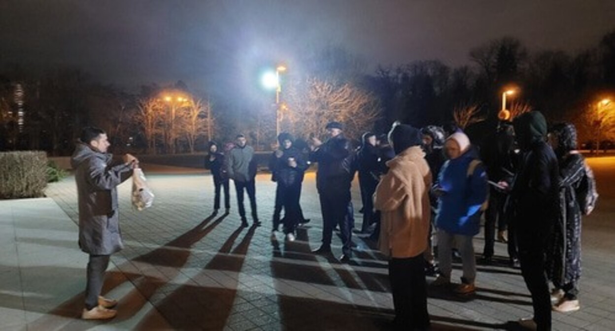 Andrei Vyazov (on the left) at a rally. Photo: https://semnasem.org/articles/2024/02/22/boli-tak-mnogo-chto-ty-ne-mozhesh-molchat-istoriya-krasnodarskogo-aktivista-kotorogo-posadili-v-specpriemnik-iz-za-piketa-v-den-smerti-navalnogo