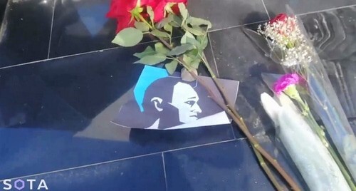 A spontaneous memorial in memory of Alexei Navalny. Screenshot of the video posted on the Sota Telegram channel https://t.me/sotaproject/75322
