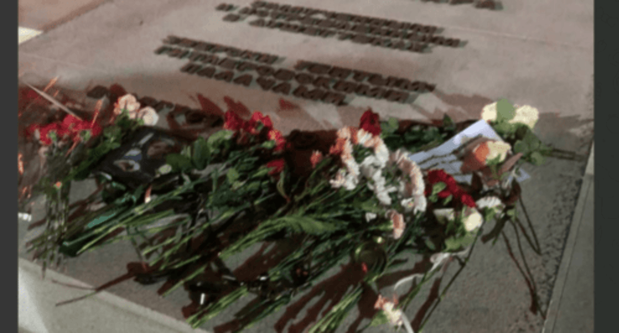 Flowers at the memorial to fascism victims in Krasnodar. Screenshot of the photo posted on the Telegram channel "Protokol Krasnodar" on February 16, 2024 https://t.me/protokol_band/3894