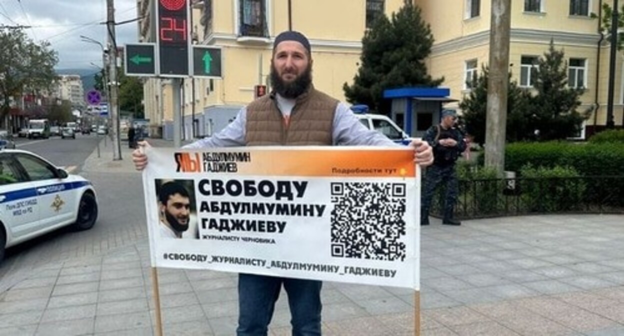 Idris Yusupov* at a picket. Photo from the Telegram channel of the newspaper “Chernovik” (Rough Draft) https://t.me/chernovik/50730