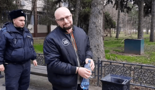 Ruslan Khubaev near the court. Screenshot of the video published by the RusNews on March 17, 2024 https://t.me/rusnews/50714