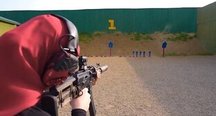 Ashura Kadyrova at a shooting range. Screenshot of the video posted on Ramzan Kadyrov's page on the “VKontakte” social network https://vk.com/ramzan?w=wall279938622_2268899