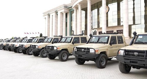 Buying armoured foreign made cars for Chechen fighters. Photo: Grozny Inform https://www.grozny-inform.ru/news/svo/160732/