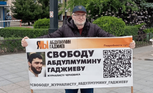 Magomed Magomedov holding a picket in support of Abdulmumin Gadjiev. Screenshot of the photo posted on the Telegram channel of the newspaper “Chernovik” (Rough Draft) on May 13, 2024 https://t.me/chernovik/71480