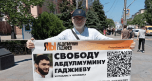 Magomed Magomedov at a picket in support of Abdulmumin Gadjiev. Screenshot of the photo posted on the Telegram channel of the "Chernovik" (Rough Draft) outlet on June 3, 2024 https://t.me/chernovik/72309