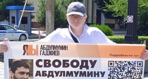 Magomed Magomedov at a solo picket. May 2024. Photo from the Telegram channel of the newspaper “Chernovik” (Rough Draft)