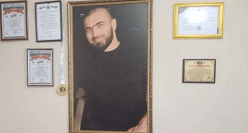 A photo of Kurban Dalgatov at his parents' house. Photo: "Chernovik" https://chernovik.net/news/zakryl-kurtkoy-obzor-videokamery-i-telo-kurbana-potaschili-vniz