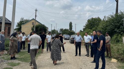 A meeting of the Suleiman-Stalsky district administration officials with the residents of the village of Darkush-Kazmalyar. Screenshot of the photo posted on the Telegram channel of the local administration on August 10, 2024 https://t.me/infostal/16414