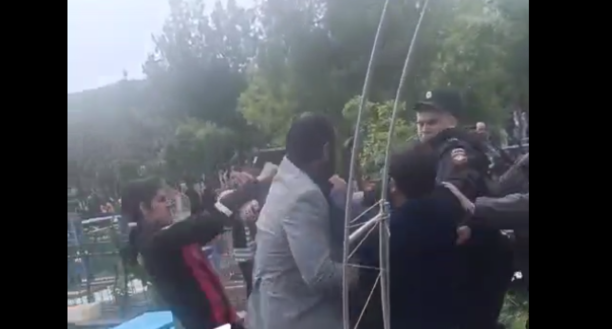 Brawl with law enforcers at a cemetery in Zelenokumsk: still frame from the video of the "Bloknot Stavropol" from April 30, 2025: https://t.me/bloknot_stavropol/33292
