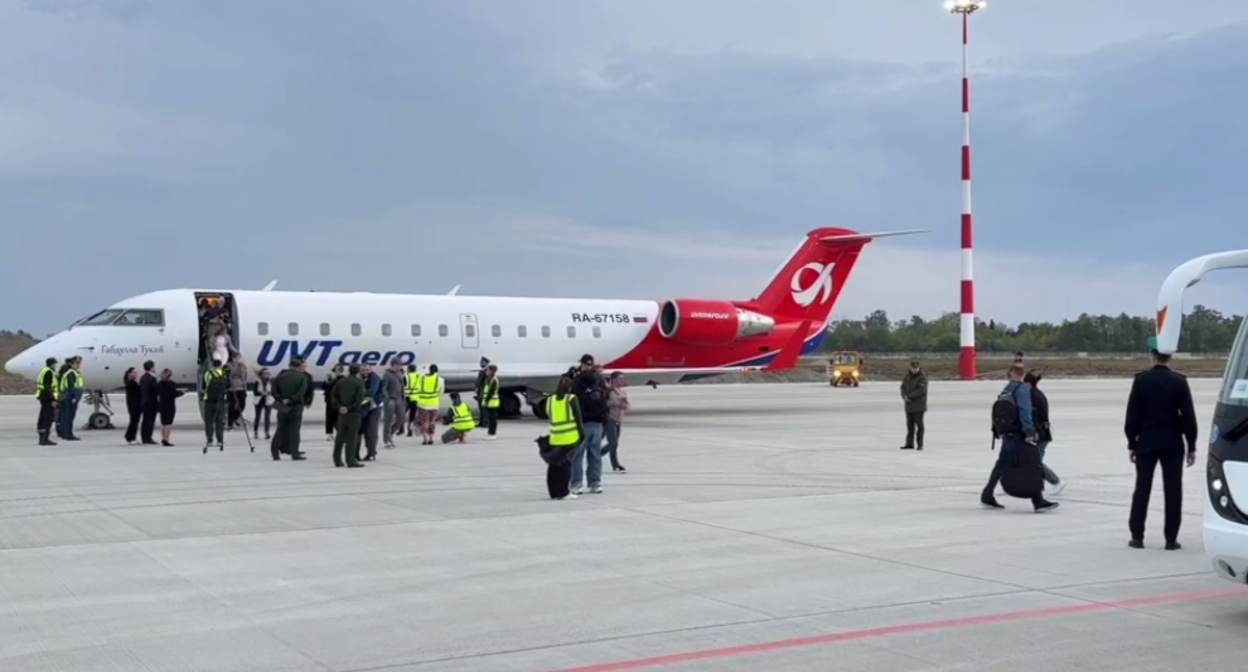 The first flight arrived at Sukhumi airport. A frame from the video by the “Apsny Media” dated May 1, 2025. https://t.me/apsnypress/18115.
