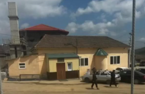 The mosque building. A frame from the video by auh_media from May 10, 2025, https://www.instagram.com/p/DJfLKA9sWTp/ (On March 21, 2022, the Tverskoi Court of Moscow banned the activities in Russia of the Meta Company, owning the Facebook, Instagram, and WhatsApp, in connection with extremist activities.)