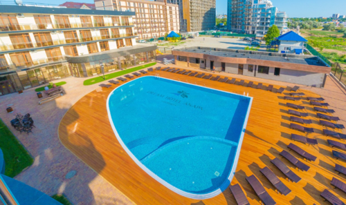Swimming pool at the Dream Hotel Anapa: screenshot of a photo from the hotel's website: https://dreamhotelanapa.ru/bassejn#gallery-5