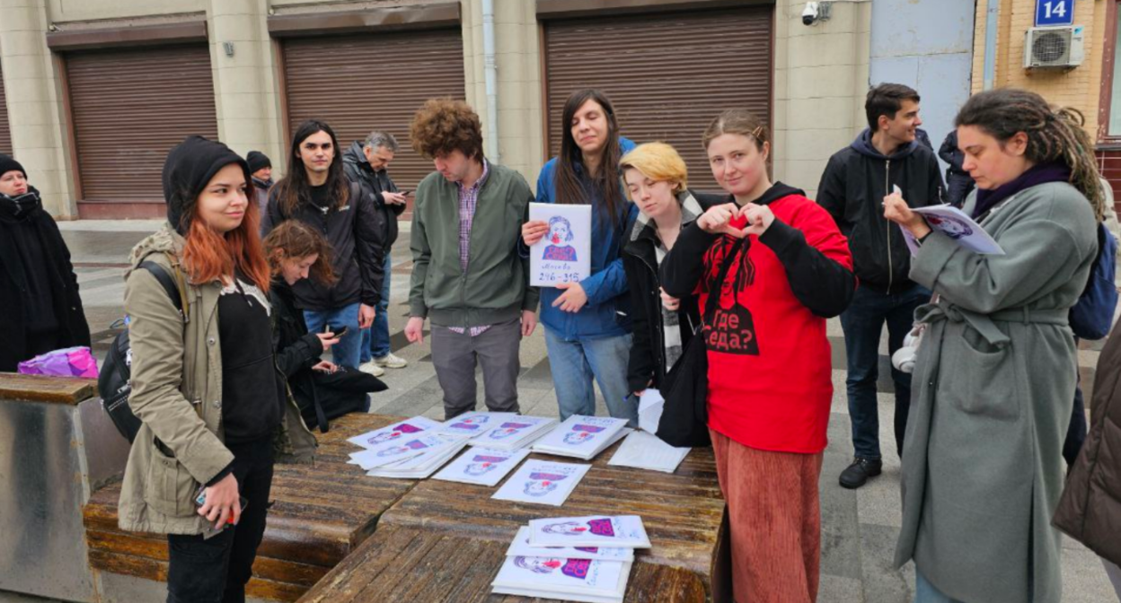 Participants in the petition gathering near the Presidential Administration. Screenshot from a photo dated May 13, 2025, from the Telegram channel 'Where is Seda?' https://t.me/helpseda/435.