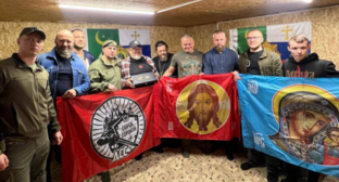 Apti Alaudinov with activists of the "Sorok Sorokov" Movement: screenshot of a photo from the "Kormukhin" Telegram channel. 