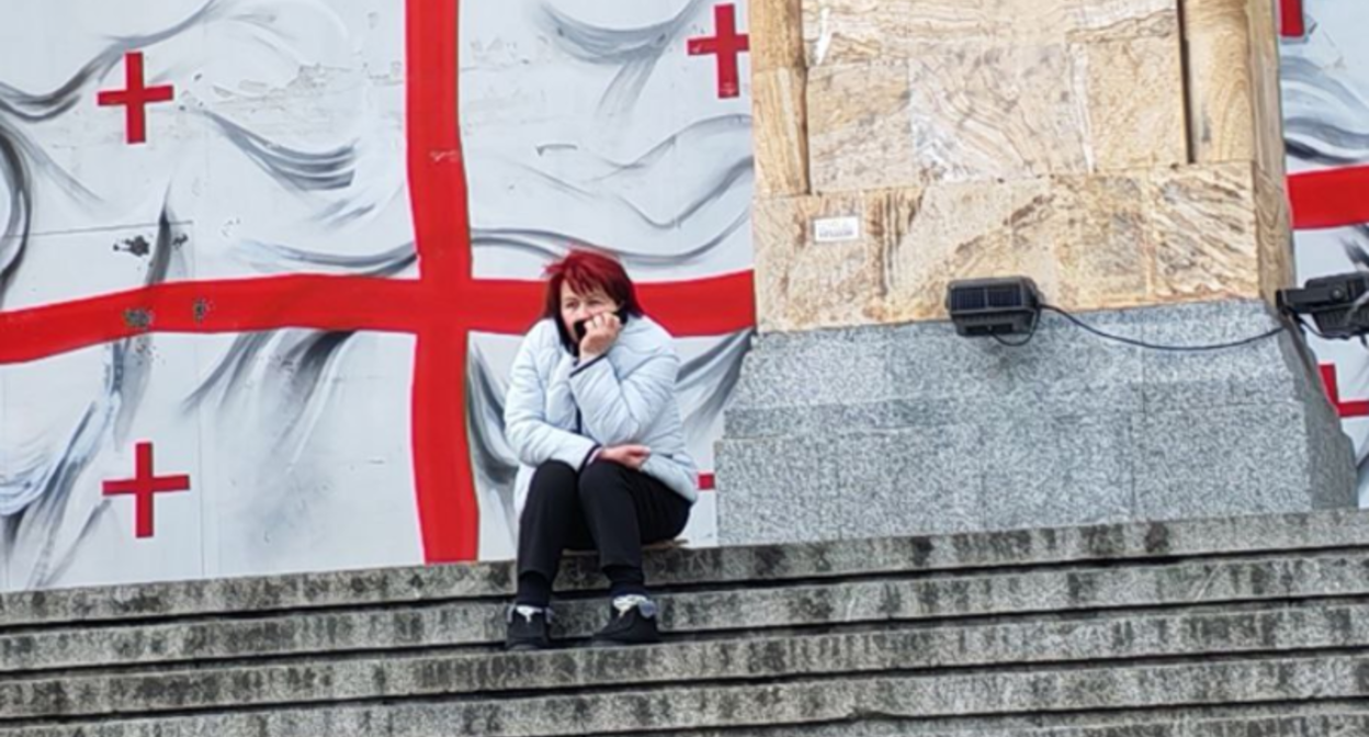 A still of civil activist Darejan Tskhvitaria outside the parliament building in Tbilisi. Photo: TV Pirveli / https://tvpirveli.ge/ka/siaxleebi/sazogadoeba/123178-darejan-tskhvitaria-piqrobs-rom-parlamenttan-karavi-gamiznulad-datsves A still of civil activist Darejan Tskhvitaria outside the parliament building in Tbilisi. Photo: TV Pirveli / https://tvpirveli.ge/ka/siaxleebi/sazogadoeba/123178-darejan-tskhvitaria-piqrobs-rom-parlamenttan-karavi-gamiznulad-datsves