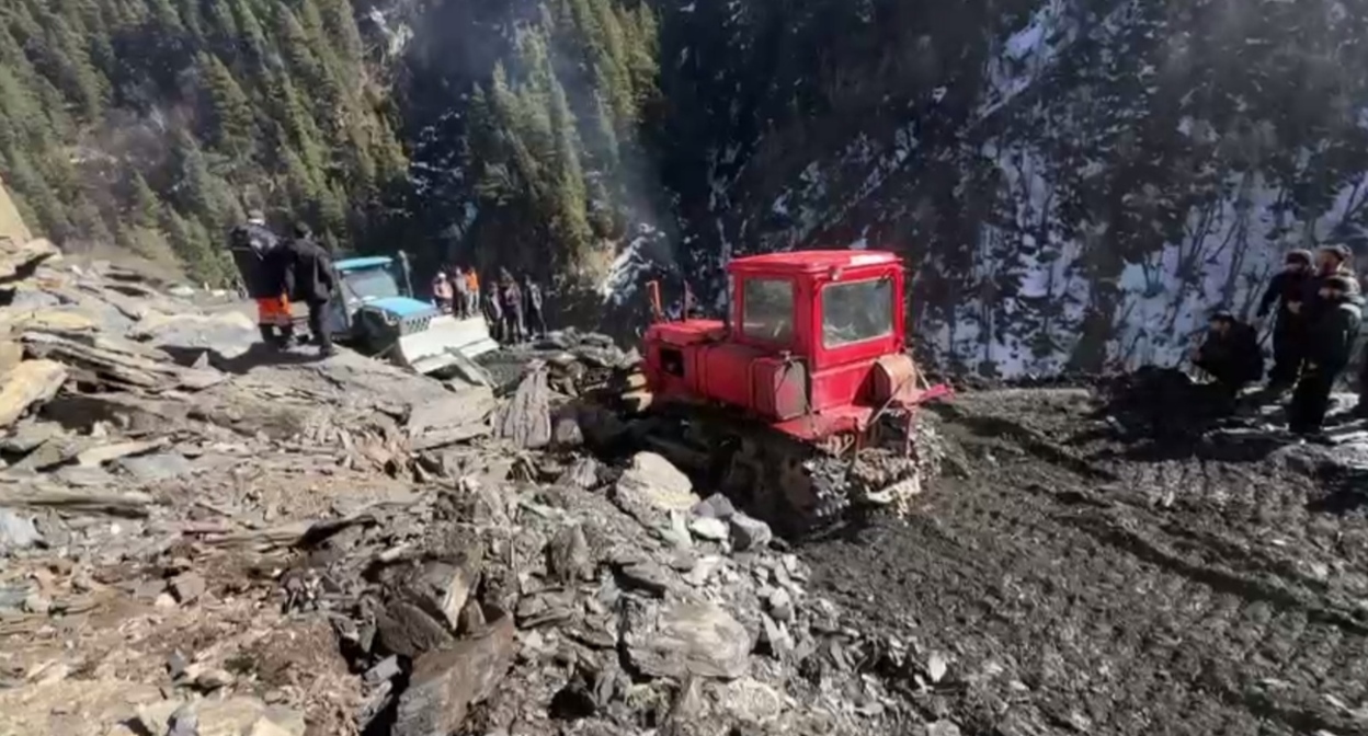 Clearing a road in the Tsuntinsky District after a rockfall. Video still from the Dagestanavtodor Telegram channel: https://t.me/dagavtodor/8580 Clearing a road in the Tsuntinsky District after a rockfall. Video still from the Dagestanavtodor Telegram channel: https://t.me/dagavtodor/8580